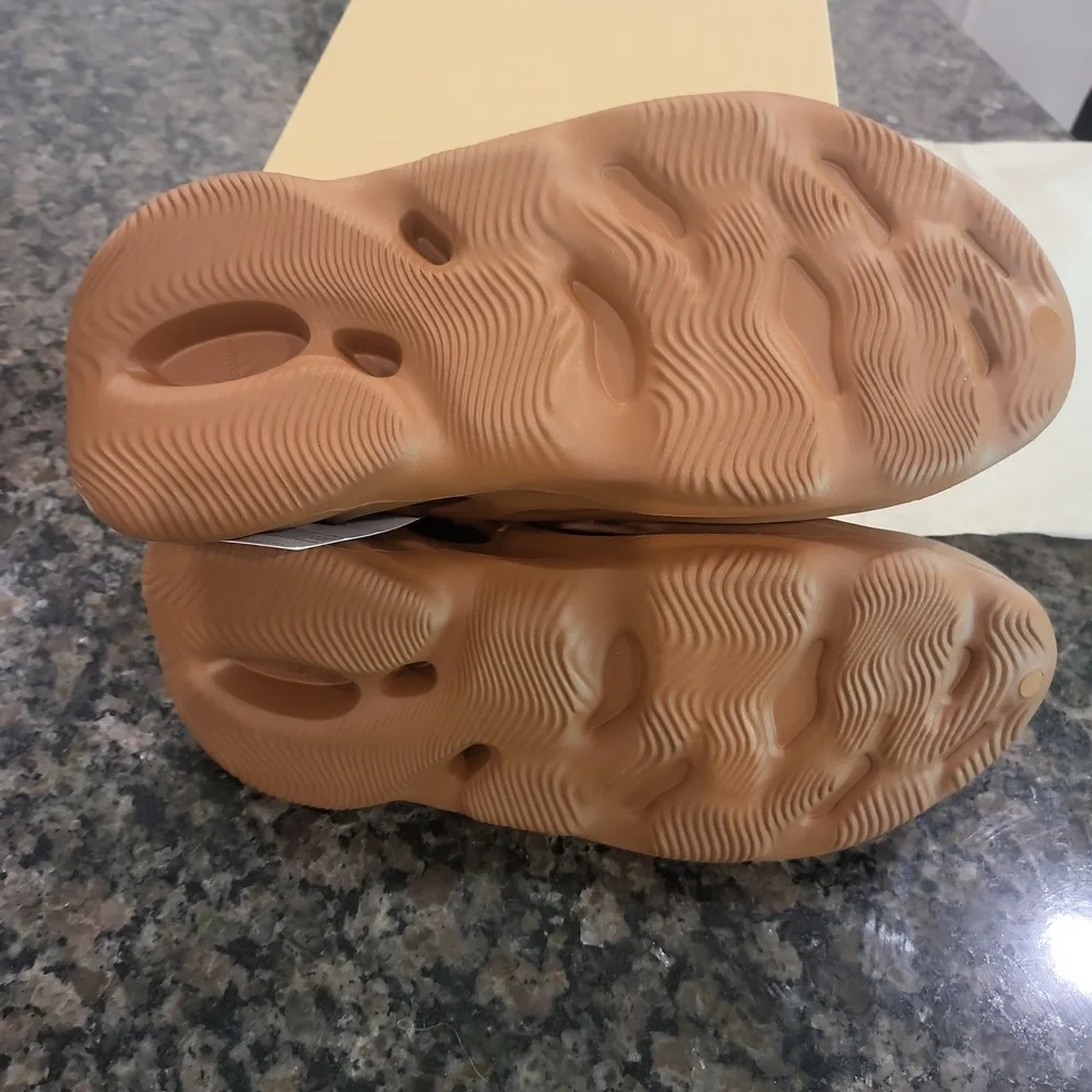 Yeezy Foam RNR - Picture 6 of 9